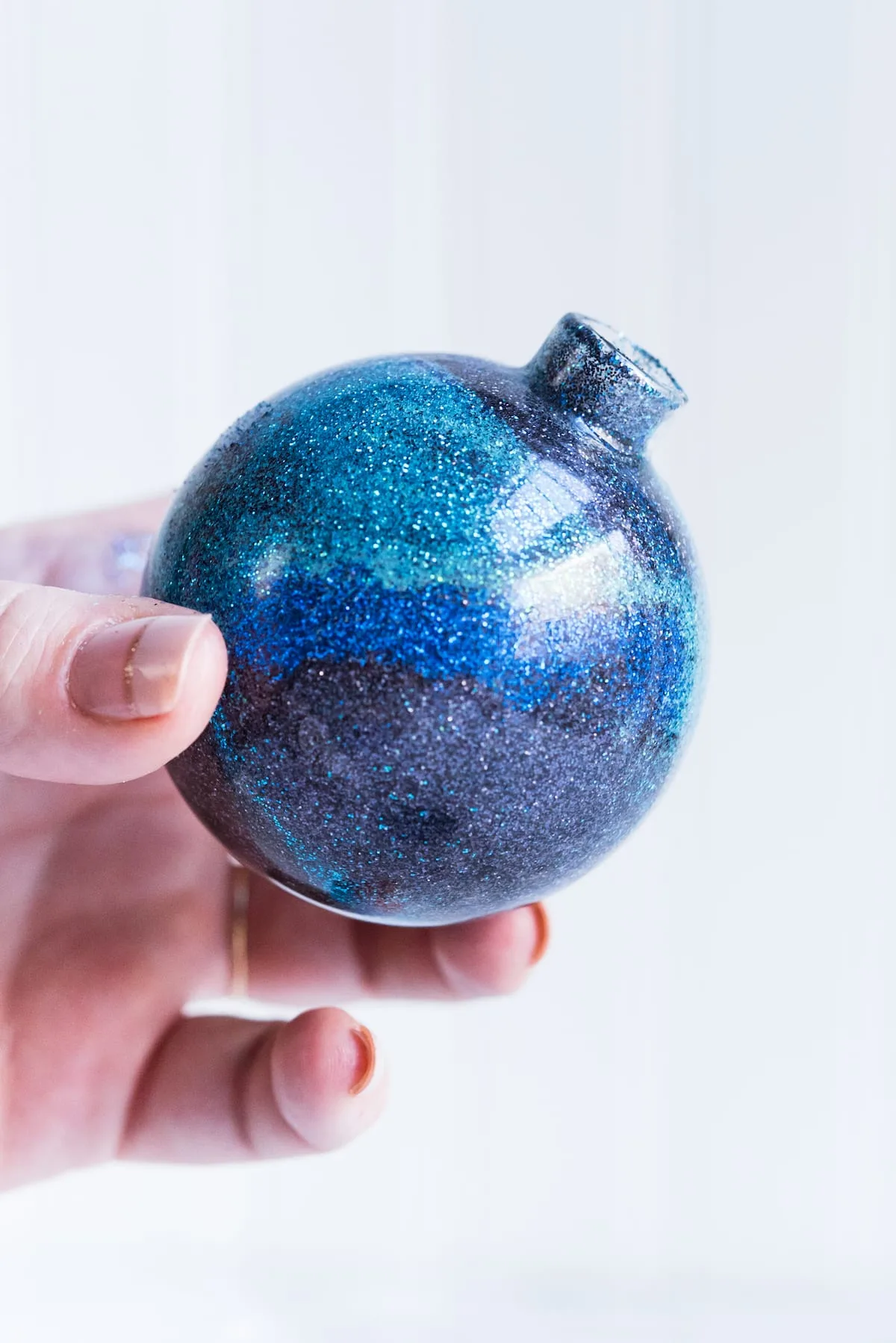 DIY Galaxy Homemade Ornaments | DIY ornaments, glitter ornaments, Christmas entertaining and entertaining tips from entertaining blog @cydconverse