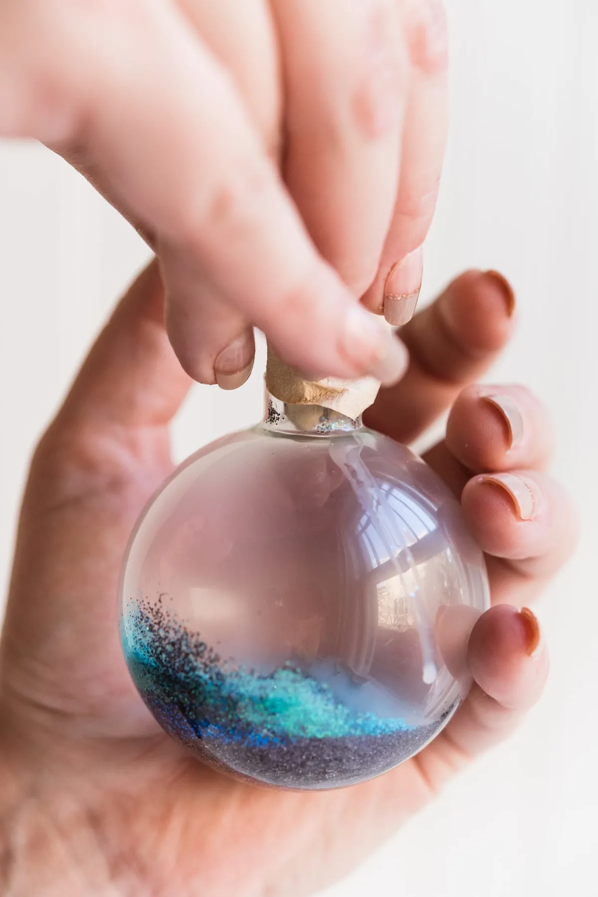 DIY Galaxy Homemade Ornaments | DIY ornaments, glitter ornaments, Christmas entertaining and entertaining tips from entertaining blog @cydconverse