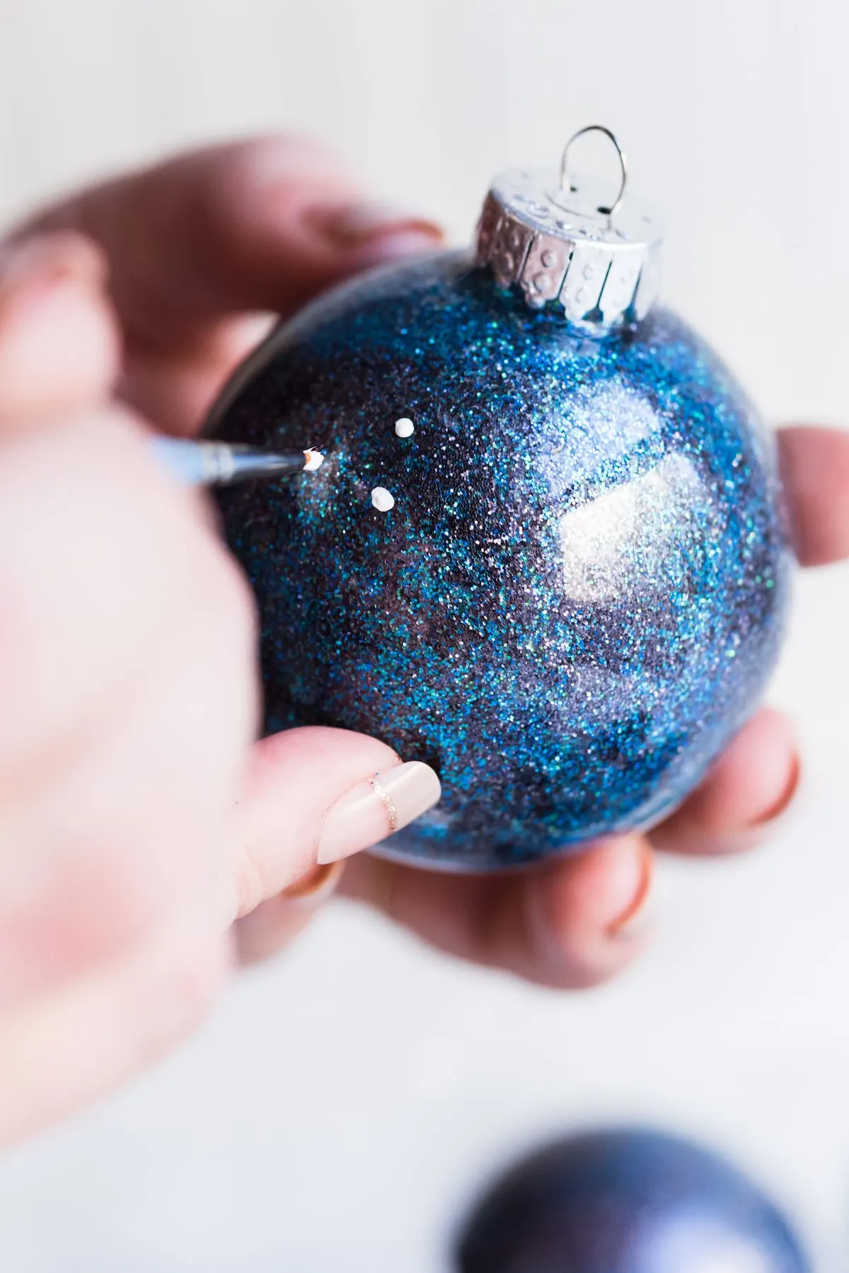 DIY Galaxy Homemade Ornaments | DIY ornaments, glitter ornaments, Christmas entertaining and entertaining tips from entertaining blog @cydconverse