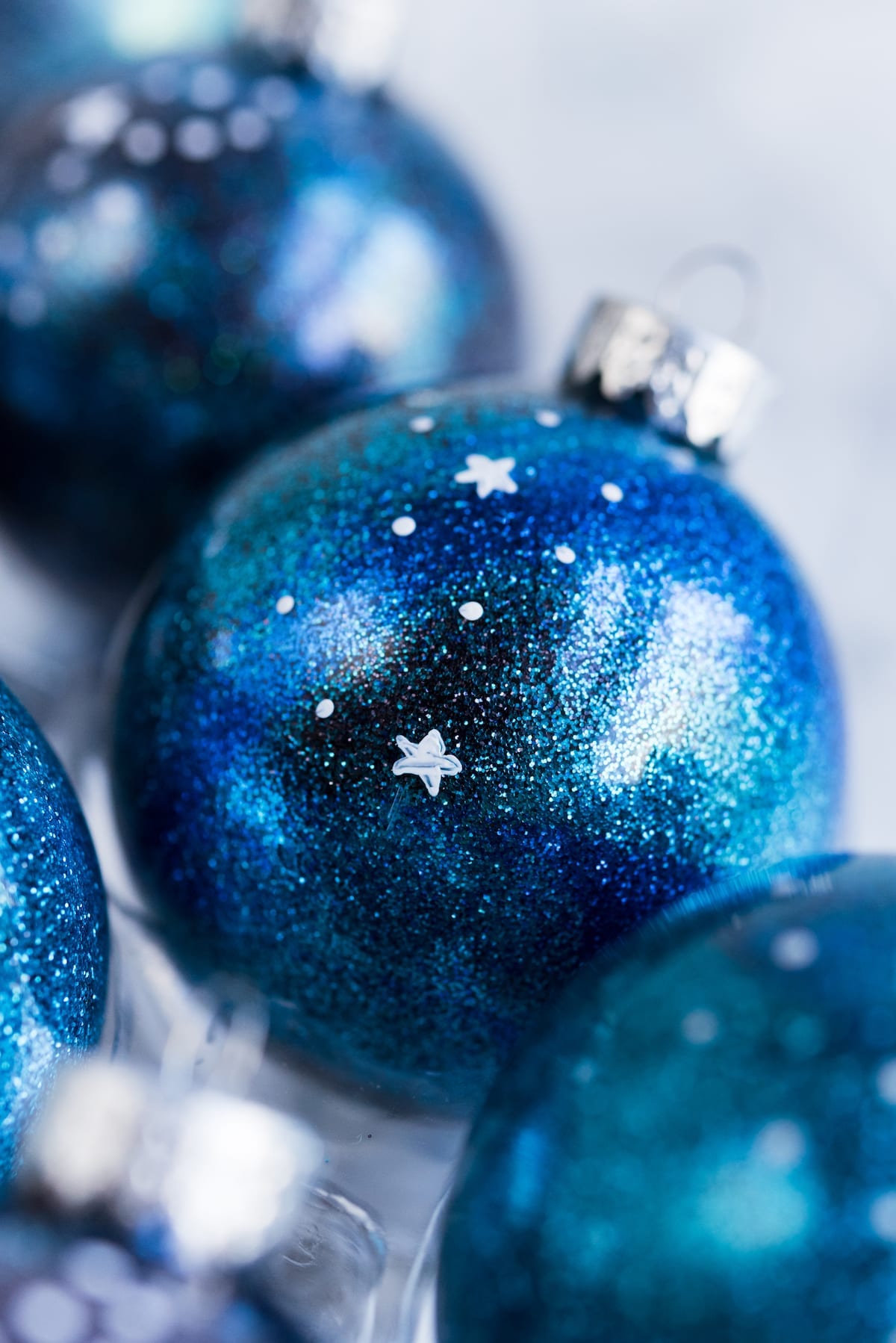 DIY Galaxy Homemade Ornaments | DIY ornaments, glitter ornaments, Christmas entertaining and entertaining tips from entertaining blog @cydconverse