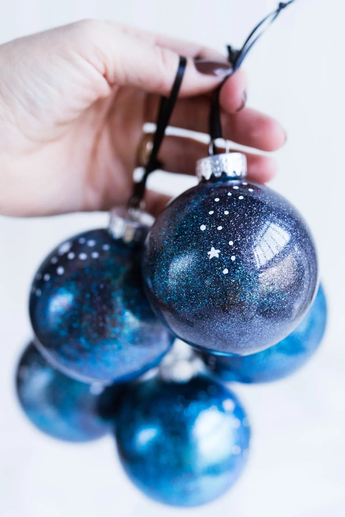 DIY Galaxy Homemade Ornaments | DIY ornaments, glitter ornaments, Christmas entertaining and entertaining tips from entertaining blog @cydconverse