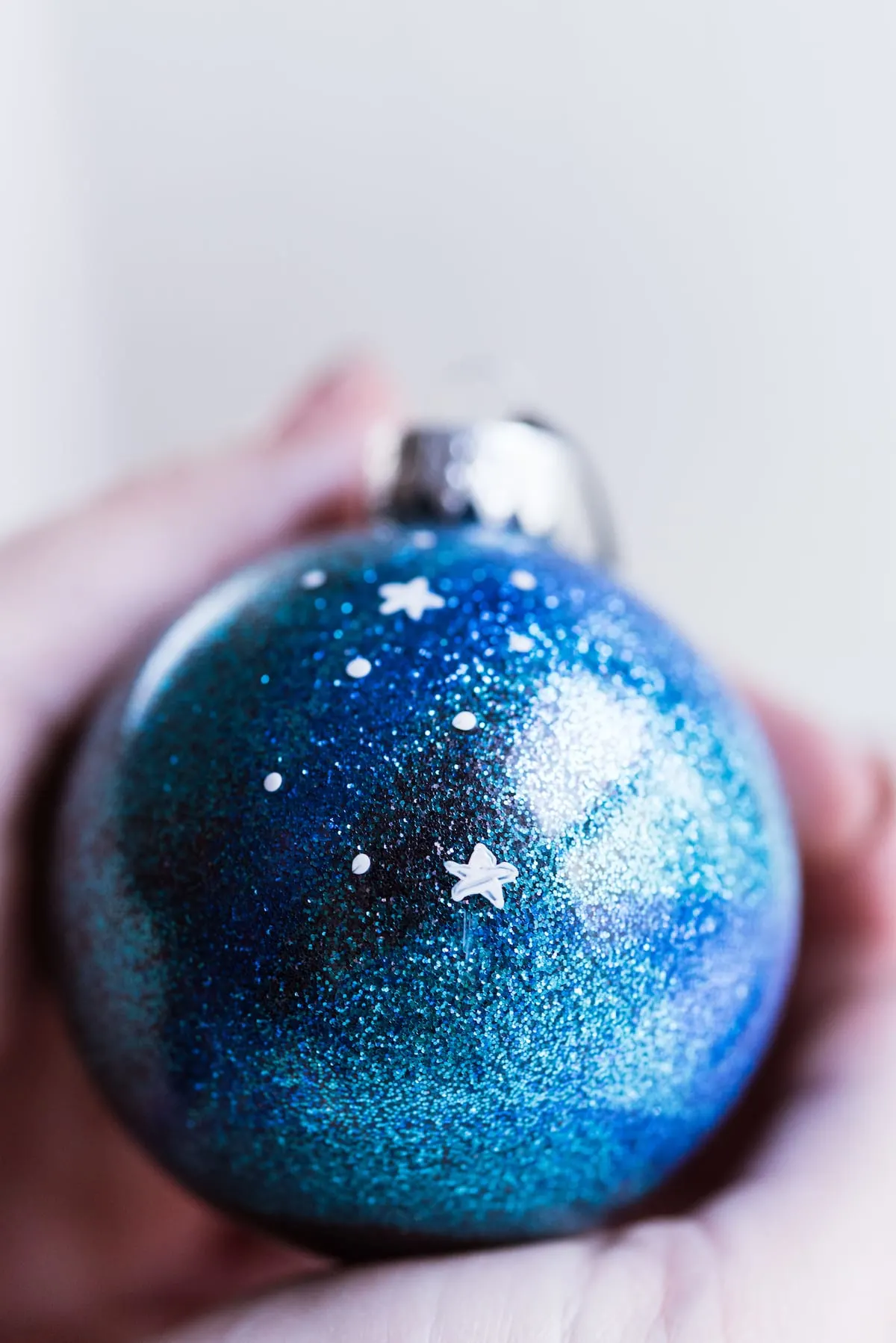 DIY Galaxy Homemade Ornaments | DIY ornaments, glitter ornaments, Christmas entertaining and entertaining tips from entertaining blog @cydconverse