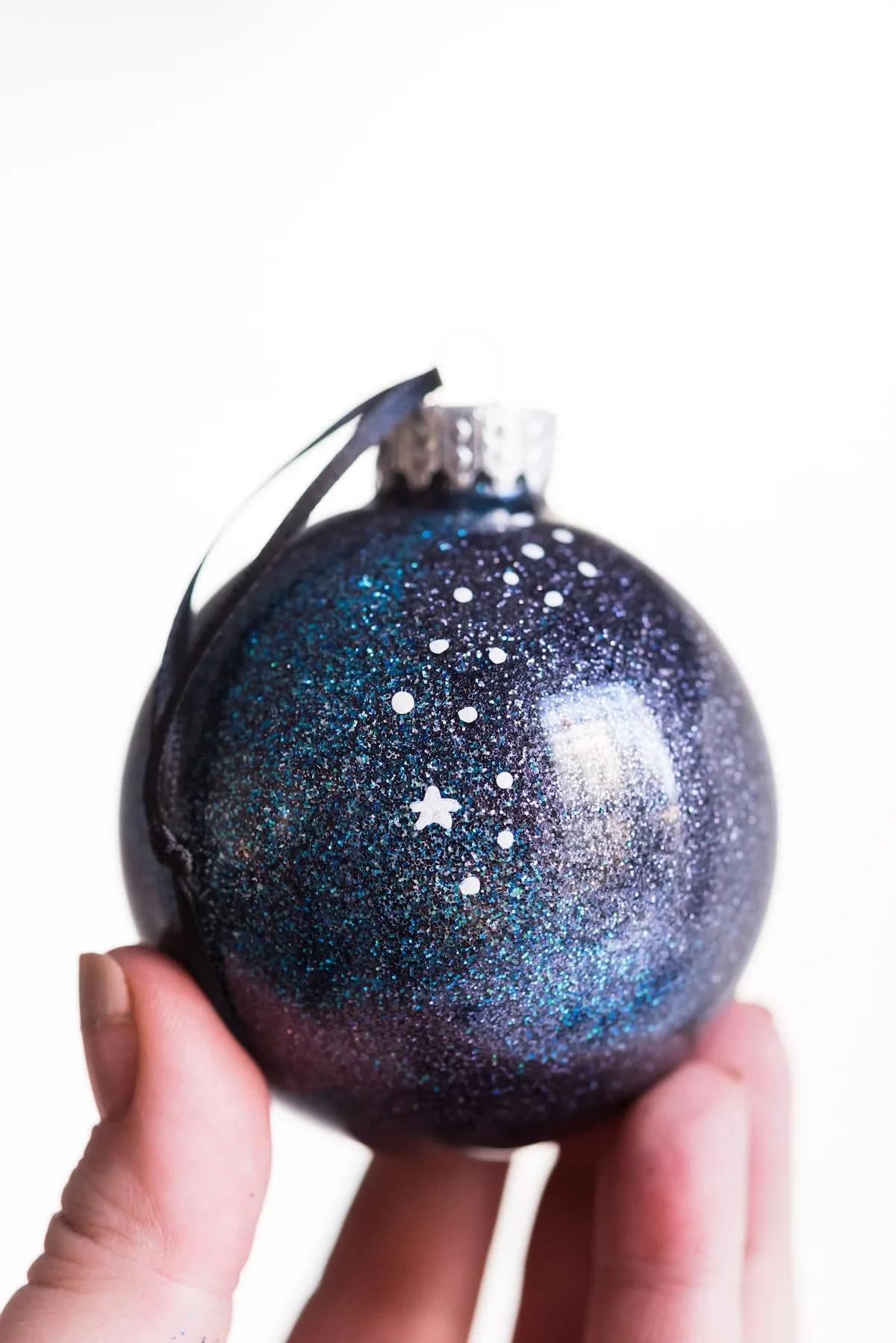 DIY Galaxy Homemade Ornaments | DIY ornaments, glitter ornaments, Christmas entertaining and entertaining tips from entertaining blog @cydconverse