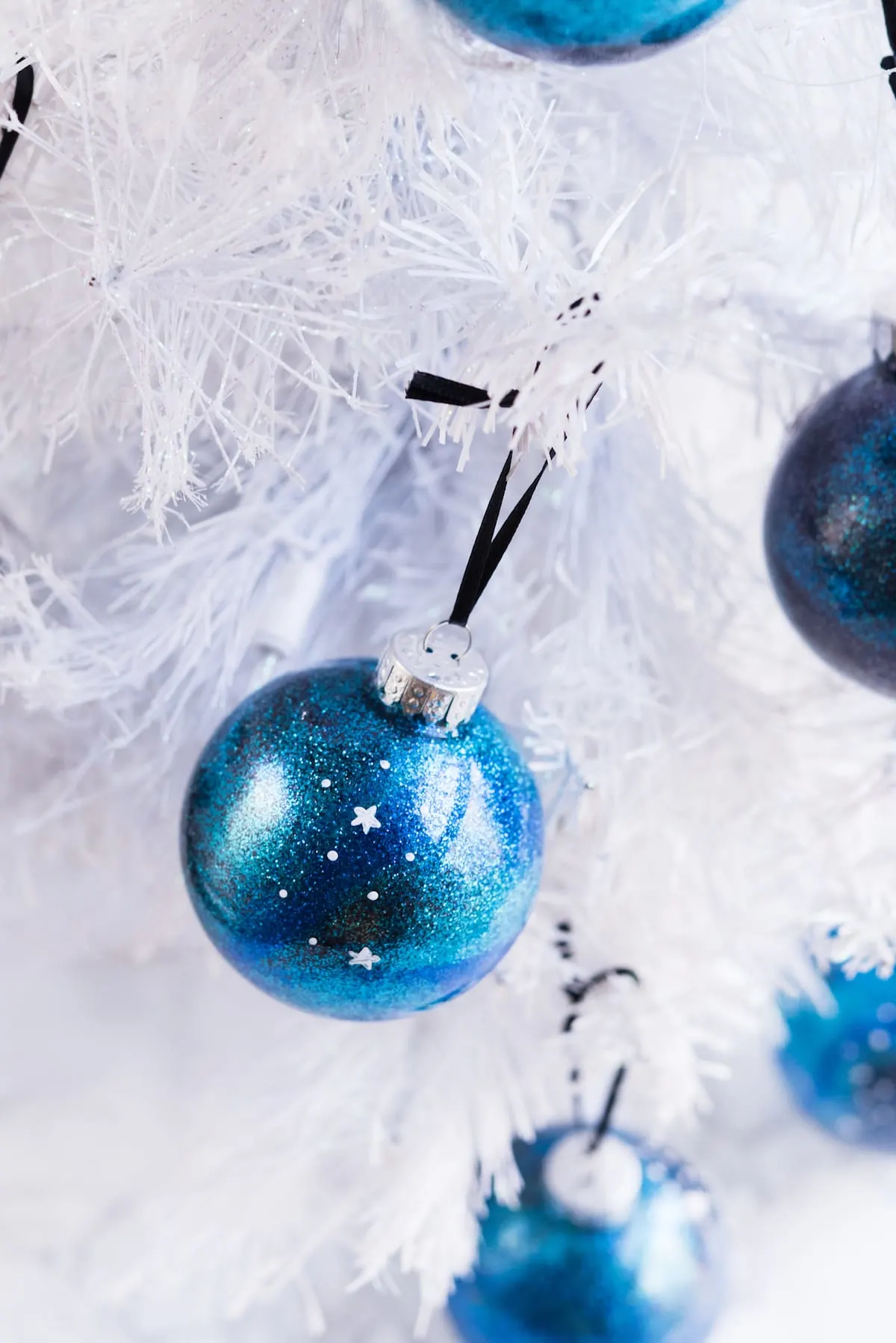 DIY Galaxy Homemade Ornaments | DIY ornaments, glitter ornaments, Christmas entertaining and entertaining tips from entertaining blog @cydconverse