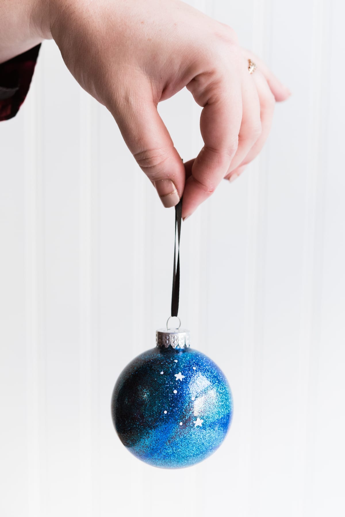 DIY Galaxy Homemade Ornaments | DIY ornaments, glitter ornaments, Christmas entertaining and entertaining tips from entertaining blog @cydconverse