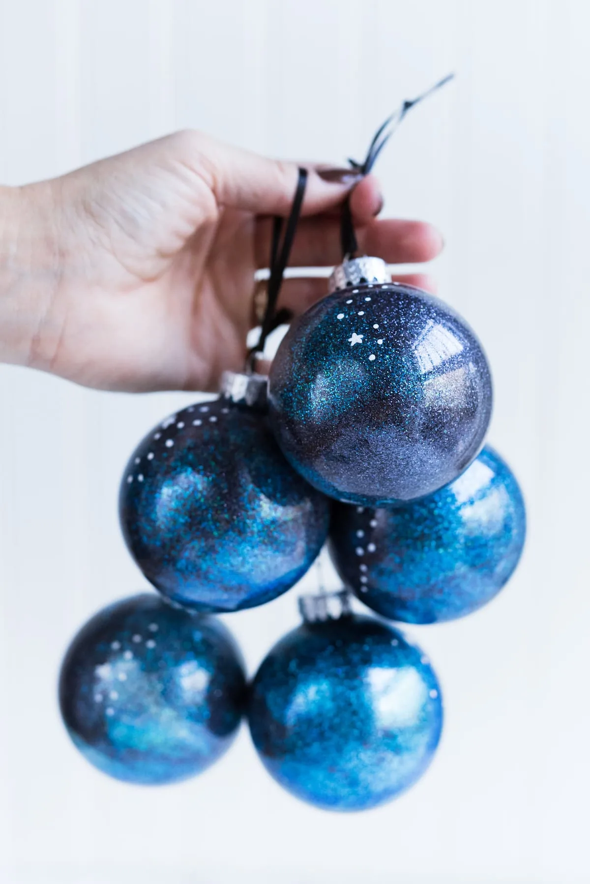 DIY Galaxy Homemade Ornaments | DIY ornaments, glitter ornaments, Christmas entertaining and entertaining tips from entertaining blog @cydconverse