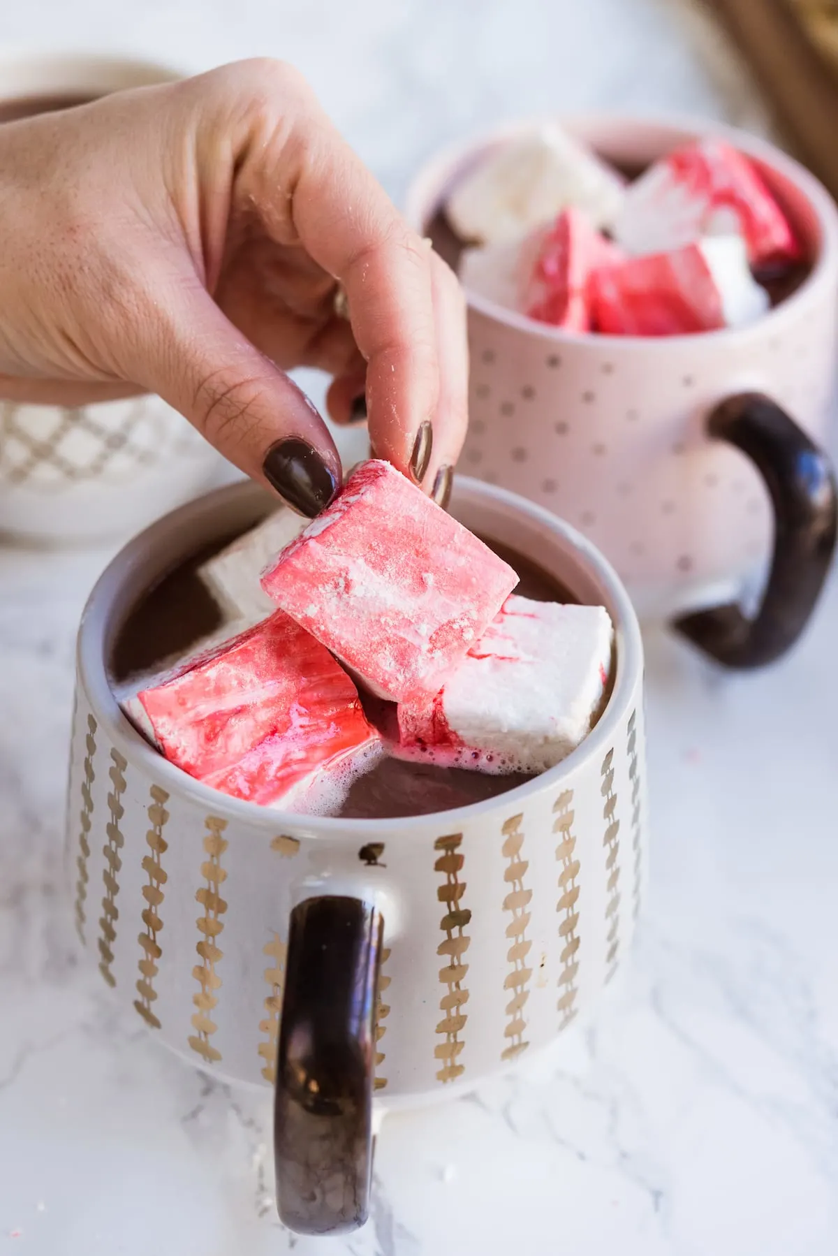 How to Make Homemade Marshmallows and a Peppermint Marshmallow Recipe | Christmas recipes, Christmas party ideas, entertaining tips and more from entertaining blog @cydconverse