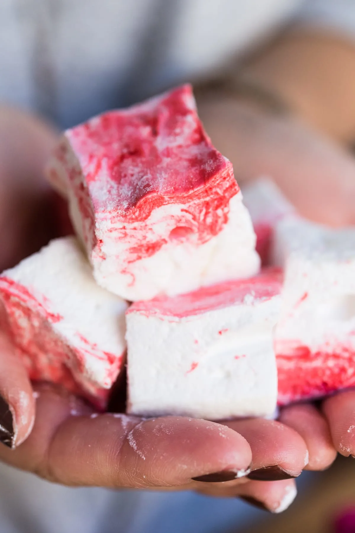 How to Make Homemade Marshmallows and a Peppermint Marshmallow Recipe | Christmas recipes, Christmas party ideas, entertaining tips and more from entertaining blog @cydconverse