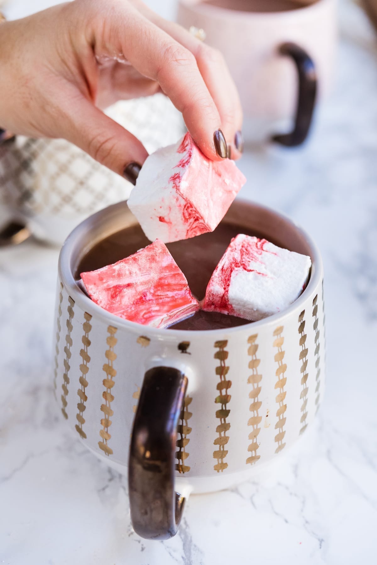 How to Make Homemade Marshmallows and a Peppermint Marshmallow Recipe | Christmas recipes, Christmas party ideas, entertaining tips and more from entertaining blog @cydconverse