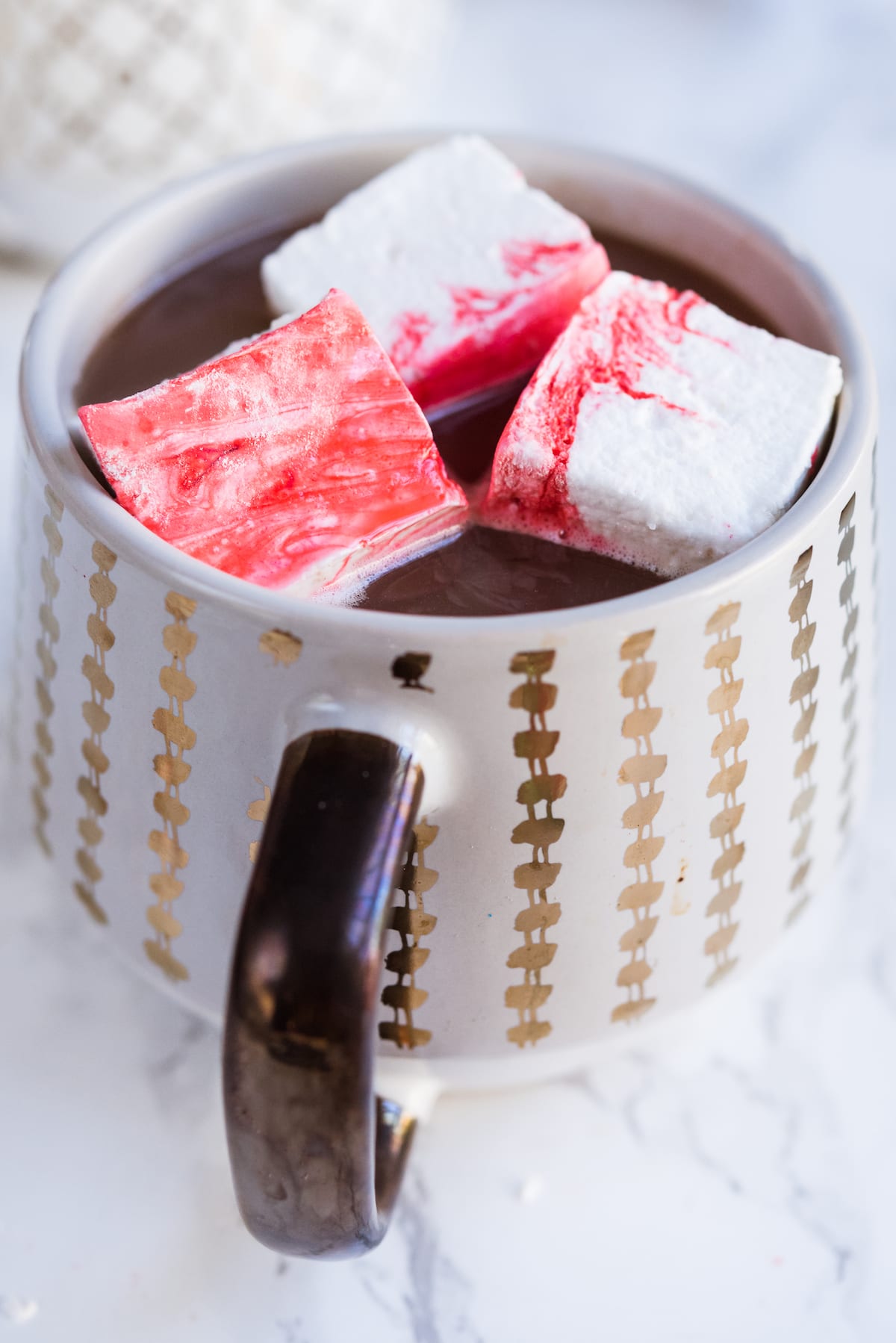 How to Make Homemade Marshmallows and a Peppermint Marshmallow Recipe | Christmas recipes, Christmas party ideas, entertaining tips and more from entertaining blog @cydconverse