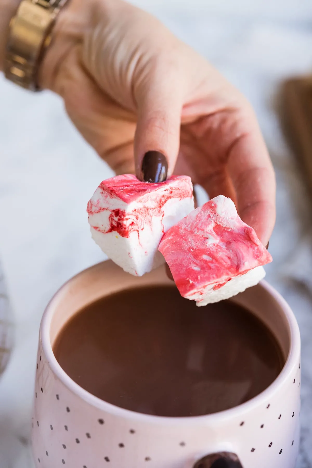 How to Make Homemade Marshmallows and a Peppermint Marshmallow Recipe | Christmas recipes, Christmas party ideas, entertaining tips and more from entertaining blog @cydconverse