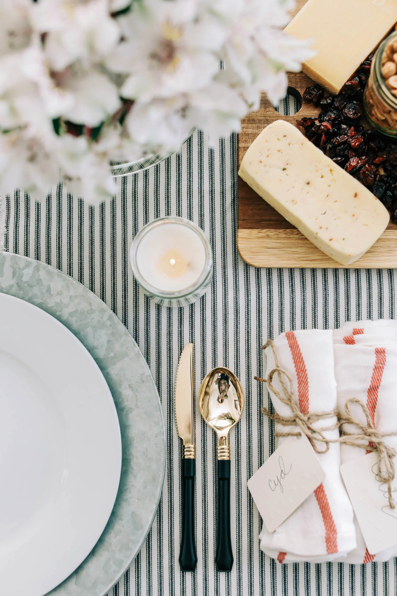 Setting the Table for a Casual Dinner Party | Dinner party ideas, party recipes, cocktail recipes and dinner party ideas from entertaining blog @cydconverse