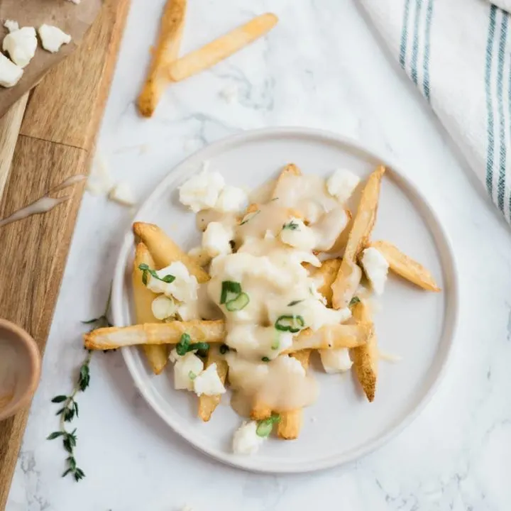 Vegetarian Poutine Recipe with Vegetarian Gravy | Entertaining blog, party appetizers, fun party foods and cocktail recipes from @cydconverse