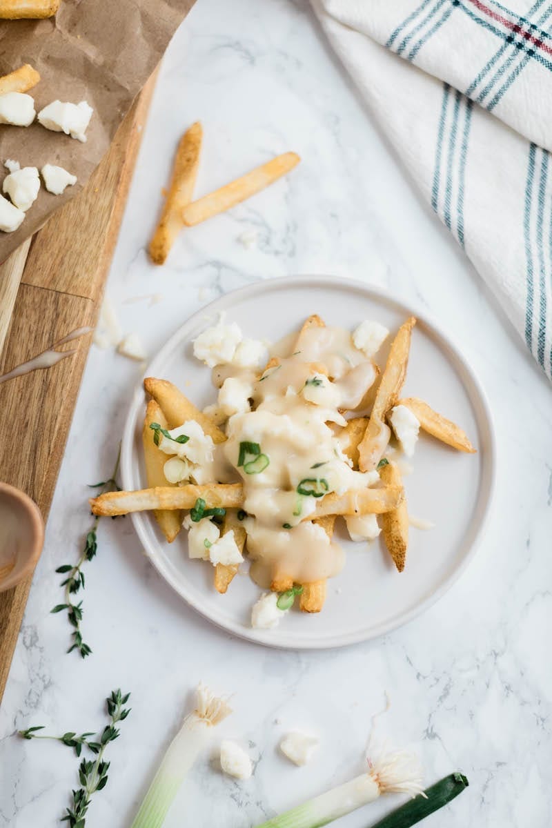 Vegetarian Poutine Recipe with Vegetarian Gravy | Entertaining blog, party appetizers, fun party foods and cocktail recipes from @cydconverse
