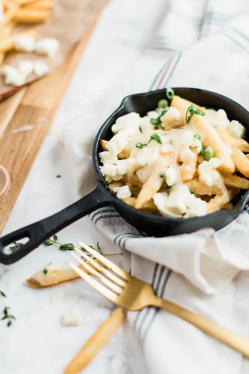 Vegetarian Poutine Recipe with Vegetarian Gravy | Entertaining blog, party appetizers, fun party foods and cocktail recipes from @cydconverse