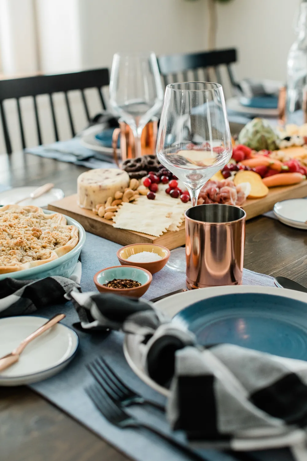 Tips for Simple Thanksgiving Table Decor Tip 1: Set your table the night before if you can, or first thing in the morning after the turkey hits the oven. Bed Bath & Beyond is the best place for all of your holiday hosting needs, from the perfect roasting pan to gorgeous dinnerware, bakeware worthy of transferring right from oven to table, and all the loveliest flatware, glassware and linens to go along with the feast.